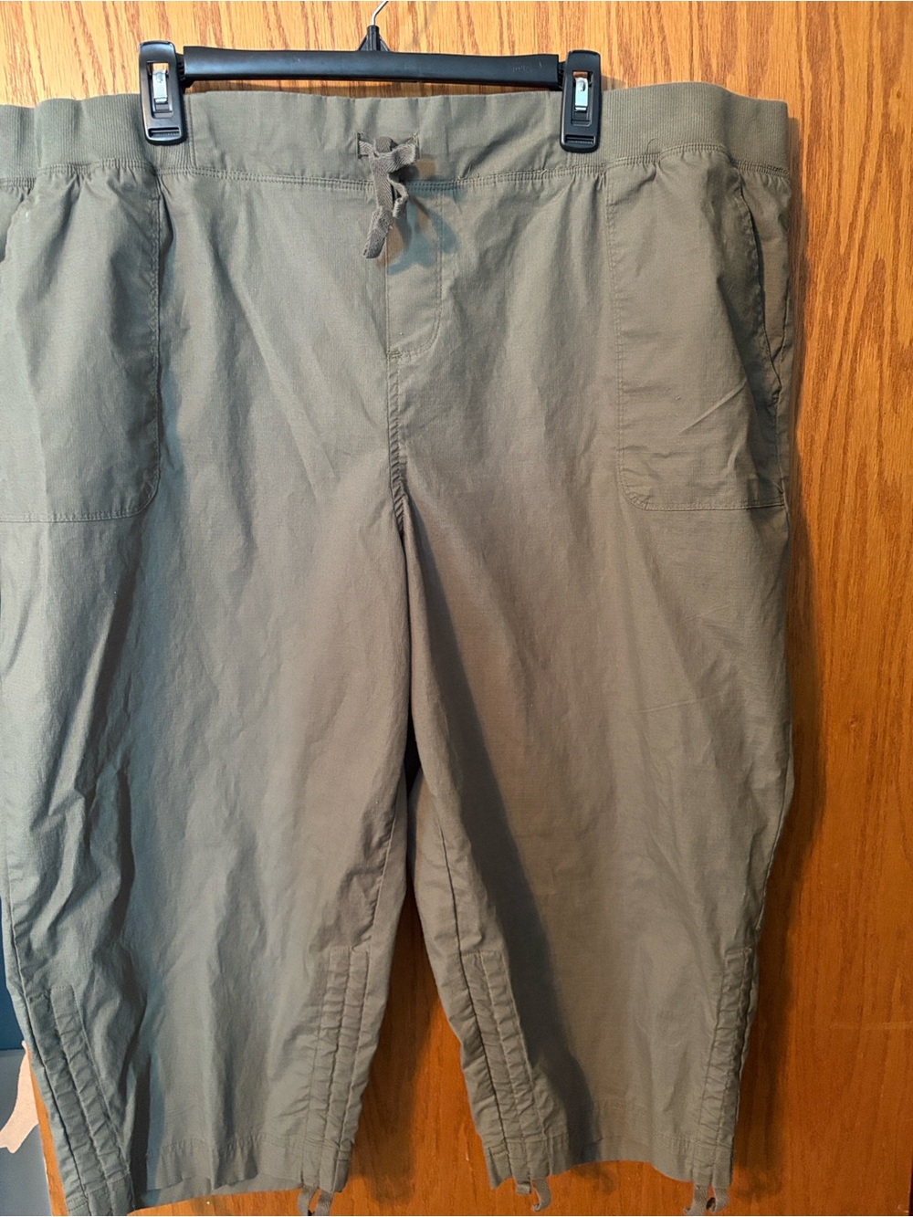 Women’s Drawstring Olive Capris with Front Pockets